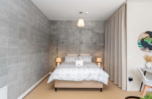 Petone Apartment | Petone City Studio with Balcony Sleeps 2