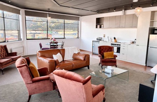 Petone Apartment | Petone Ocean Views | 3BR | Shops + Parking