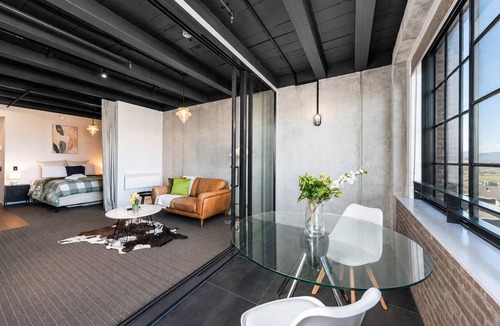 Petone Apartment | Petone Studio Stay | Balcony + Bath and Tub