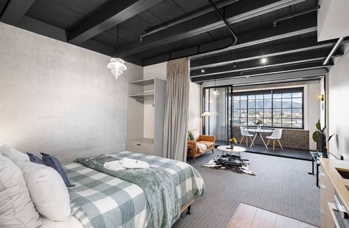 Petone Apartment | Petone Studio Stay | Balcony + Bath and Tub