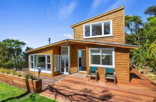 New Lynn House | Piha - City Escape, Piha Holiday Home