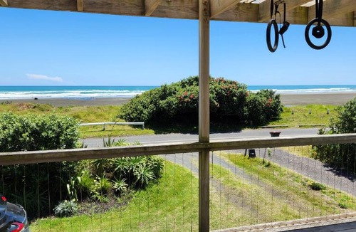 Piha House | Piha Sunset Bach