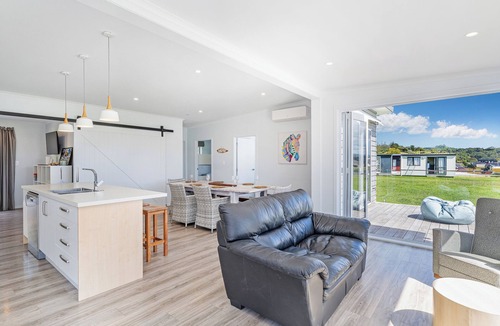 Cooks Beach House | Pipi Palace - Cooks Beach Holiday Home
