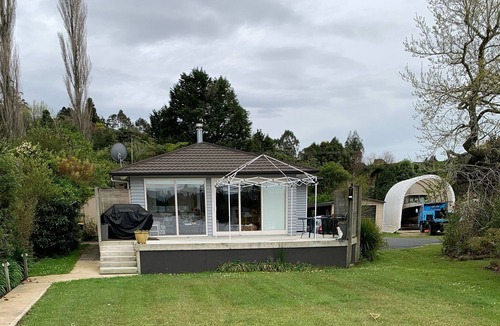 Okere Falls House | Piwakawaka Cottage. - At Peace With the World