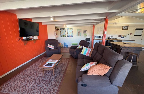 Mangaweka Cabin | Pod 2 at Flat Hills Cafe and Tourist Park - (Sleeps 4)