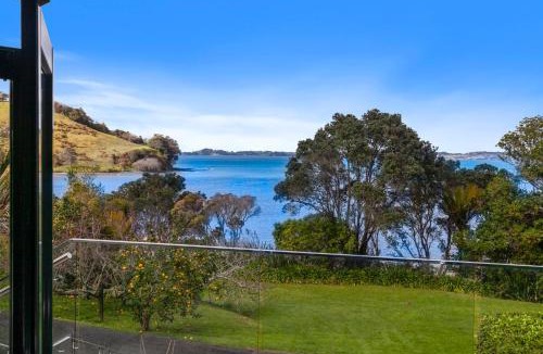 Tawharanui House | Pohutukawa Cottage - Matakana Holiday Home
