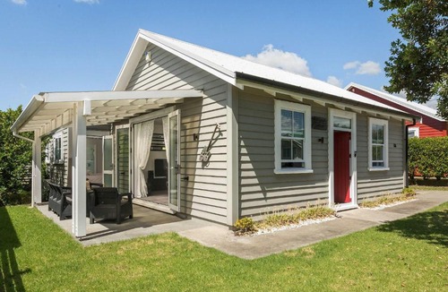 Waihi Beach House | Pohutukawa Cottage