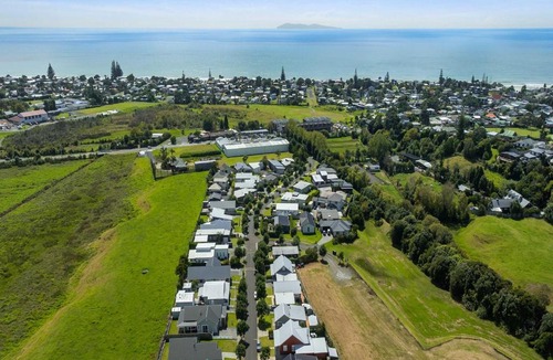 Waihi Beach House | Pohutukawa Cottage