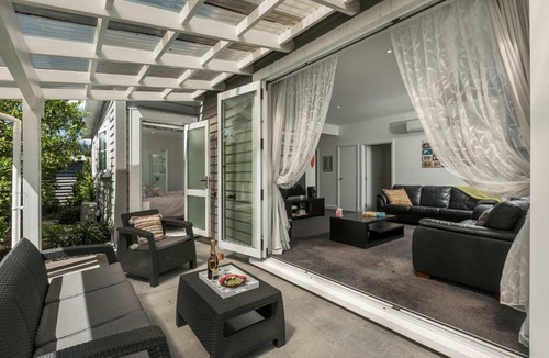 Waihi Beach House | Pohutukawa Cottage