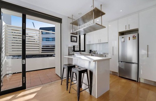 Ponsonby Villa | Ponsonby 4BR Townhouse w Parking | Walk to Shops