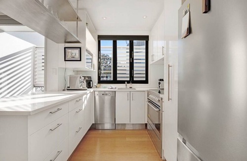 Ponsonby Villa | Ponsonby 4BR Townhouse w Parking | Walk to Shops
