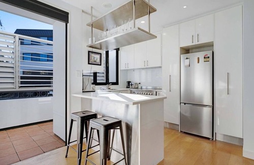 Ponsonby Villa | Ponsonby 4BR Townhouse w Parking | Walk to Shops