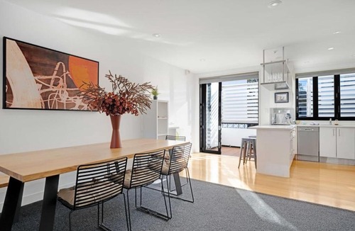 Ponsonby House | Ponsonby 4BR Townhouse w Parking - Walk to Shops