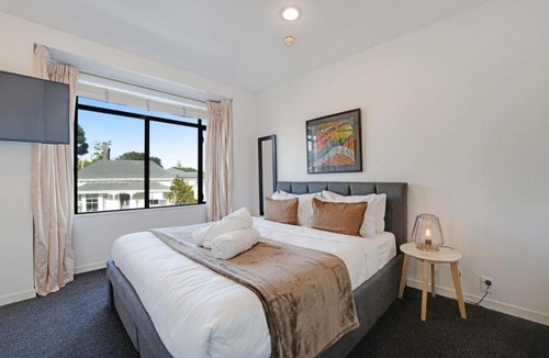 Ponsonby House | Ponsonby 4BR Townhouse w Parking - Walk to Shops
