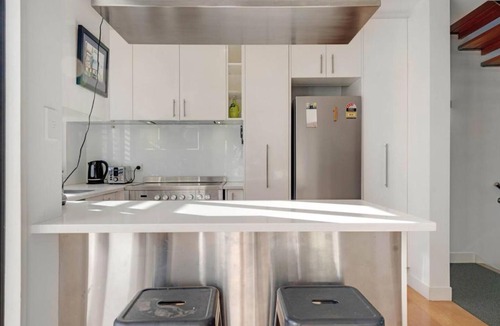 Ponsonby House | Ponsonby 4BR Townhouse w Parking - Walk to Shops