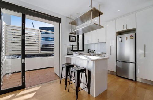 Ponsonby House | Ponsonby 4BR Townhouse w Parking - Walk to Shops