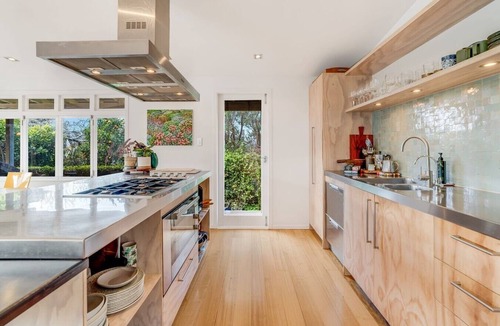 Auckland Villa | Pool + Fire Pit + Projector | Walk to Eden Park | Designer Retreat