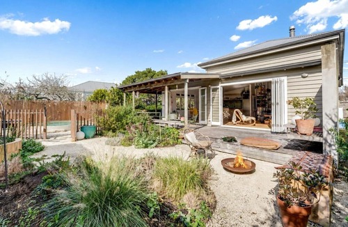 Auckland Villa | Pool + Fire Pit + Projector | Walk to Eden Park | Designer Retreat