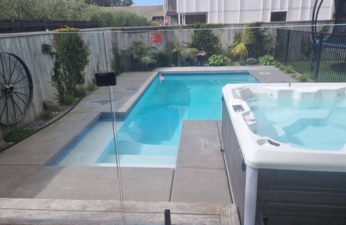 Omanu House | Pool, Spa and close to Beach