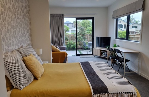 Omanu House | Pool, Spa and close to Beach