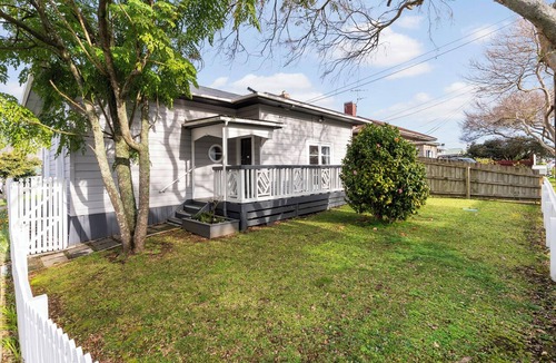 Otahuhu House | Poolside Pause - Auckland Holiday Home