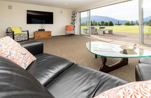 Te Anau House | Poppa Pete's - Te Anau Holiday Home