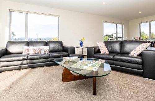 Te Anau House | Poppa Pete's - Te Anau Holiday Home