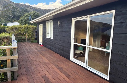 Port Levy House | Port Levy Retreat with large section
