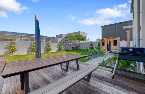 Omanu House | Premium Home with Sauna & Parking - Steps to Beach