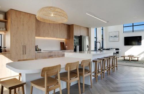 Omanu House | Premium Home with Sauna & Parking - Steps to Beach