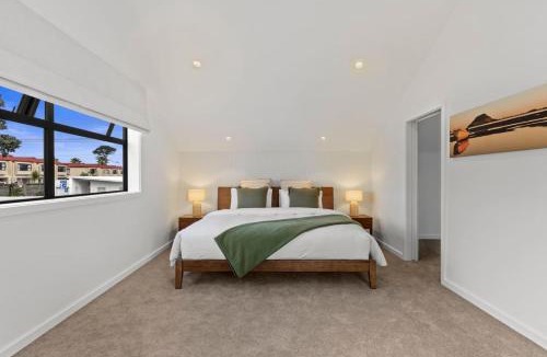 Omanu House | Premium Home with Sauna & Parking - Steps to Beach