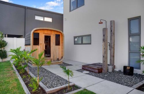 Omanu House | Premium Home with Sauna & Parking - Steps to Beach