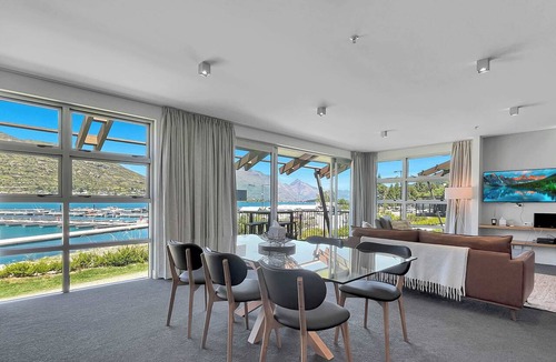 Frankton Apartment | Premium Lakefront 2 Bedroom Apartment Marina 205