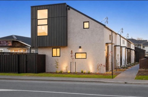 Riccarton House | Premium location - CBD & Hagley park