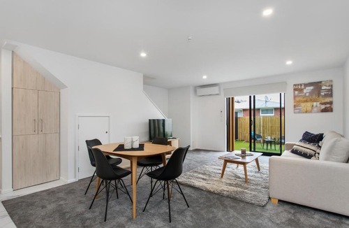 Addington Apartment | Prime Location Cosy Warm Free Off Street Park