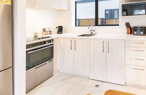 Christchurch City Centre House | Prime Location Hagley Riverside Hospital