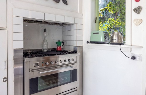 Waiheke Island Cottage | Privacy and romance, life by the beach
