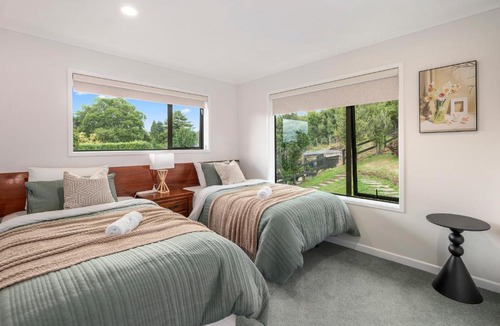 Hamurana House | Private 4BR Family Retreat with Huge Garden near Lake Rotorua