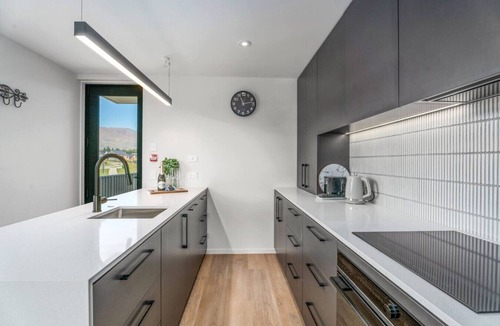 Wanaka Apartment | Private Balcony, 2 Bathroom, Free Washer Dryer