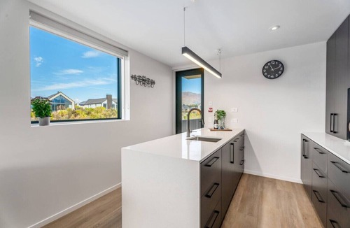 Wanaka Apartment | Private Balcony, 2 Bathroom, Free Washer Dryer