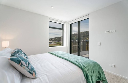 Wanaka Apartment | Private Balcony, 2 Bathroom, Free Washer Dryer