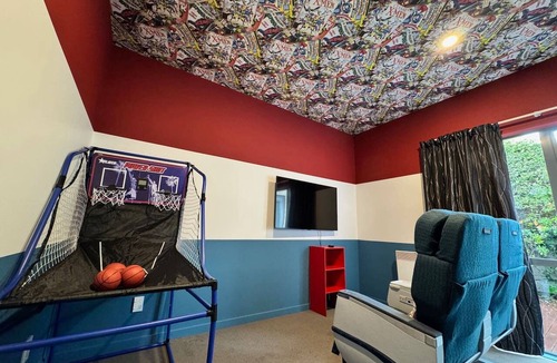 Linwood House | 🎞️ Private Cinema, Games Room, 6 Ensuites.Superhost,Free Parking, MiniGolf