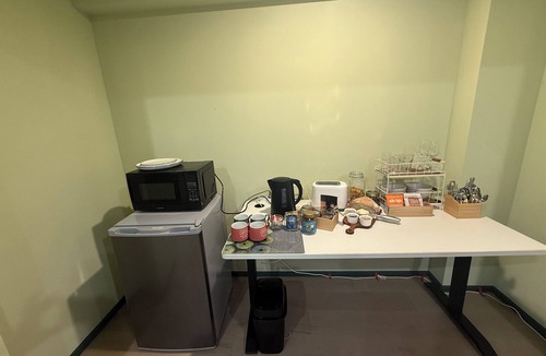 Titirangi Apartment | Private Peaceful Basement studio, Breakfast included, 10 min walk to beach
