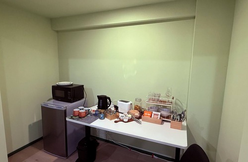 Titirangi Apartment | Private Peaceful Basement studio, Breakfast included, 10 min walk to beach