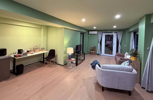 Titirangi Apartment | Private Peaceful Basement studio, Breakfast included, 10 min walk to beach