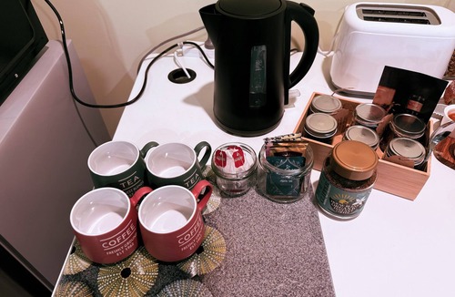 Titirangi Apartment | Private Peaceful Basement studio, Breakfast included, 10 min walk to beach
