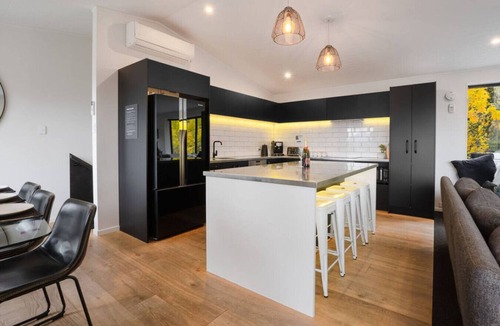 Queenstown House | Private Sauna & Cold Plunge | Spacious, Close To Town | Queenstown Hill Location