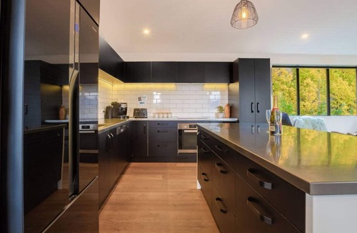 Queenstown House | Private Sauna & Cold Plunge | Spacious, Close To Town | Queenstown Hill Location