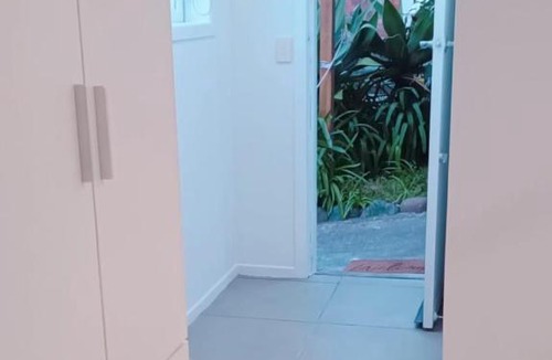 Glenfield House | Private Studio with Ensuite & Own Entrance