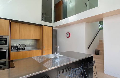 Mount Albert House | Private Sunny Apartment